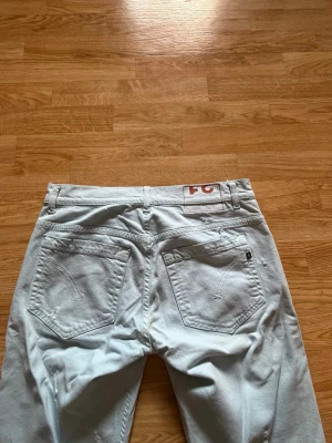 Dondup jeans  - Säljer dessa feta dondup jeansen med slitningar, modellen är George. Inga defekter.   Nypris 3500, mitt pris 449.  Storleken syns på sista bilden. Hör av er vid frågor eller funderingar!