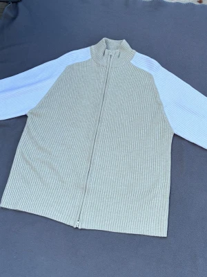 Kofta / cardigan - Clean unik ribbstickad cardigan/kofta. Dubbel dragkedja och riktigt snygg. Storlek M. 