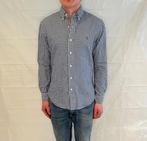 Polo Ralph Lauren Slim Fit Shirt Checked - Rutig slim fit-skjorta i bomull, begagnad i mycket gott skick.