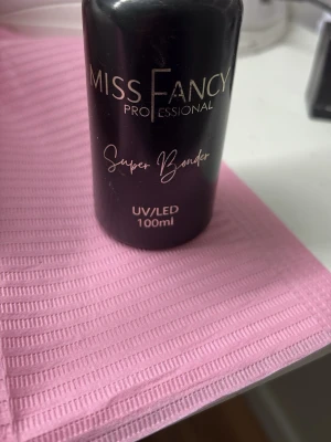 Miss Fancy Super Bonder 100ml - Miss Fancy Professional Super Bonder för naglar, 100ml. Passar för UV/LED-lampor och används som bas för att förbättra vidhäftningen av gelé. Den är endast testad en gång så i princip helt ny. nypris 500kr