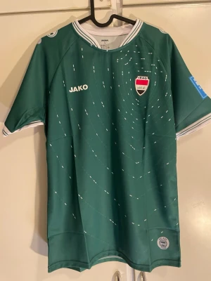 Irak VM 2026 🇮🇶 | Jako Super Rare – Storlek L - Irak VM 2026 – Jako Super Rare edition i den klassiska gröna färgen.  En riktigt snygg tröja för Irak-fans och samlare, med en design som sticker ut utan att bli för mycket.  * 🇮🇶 Irak * VM 2026 * Jako * Super Rare edition * Grön * Storlek L * Helt ny och oanvänd * Bra material och fin passform  En tröja som passar lika bra på läktaren som till vardags. Begränsad och svår att hitta, vilket gör den extra intressant för samlare.
