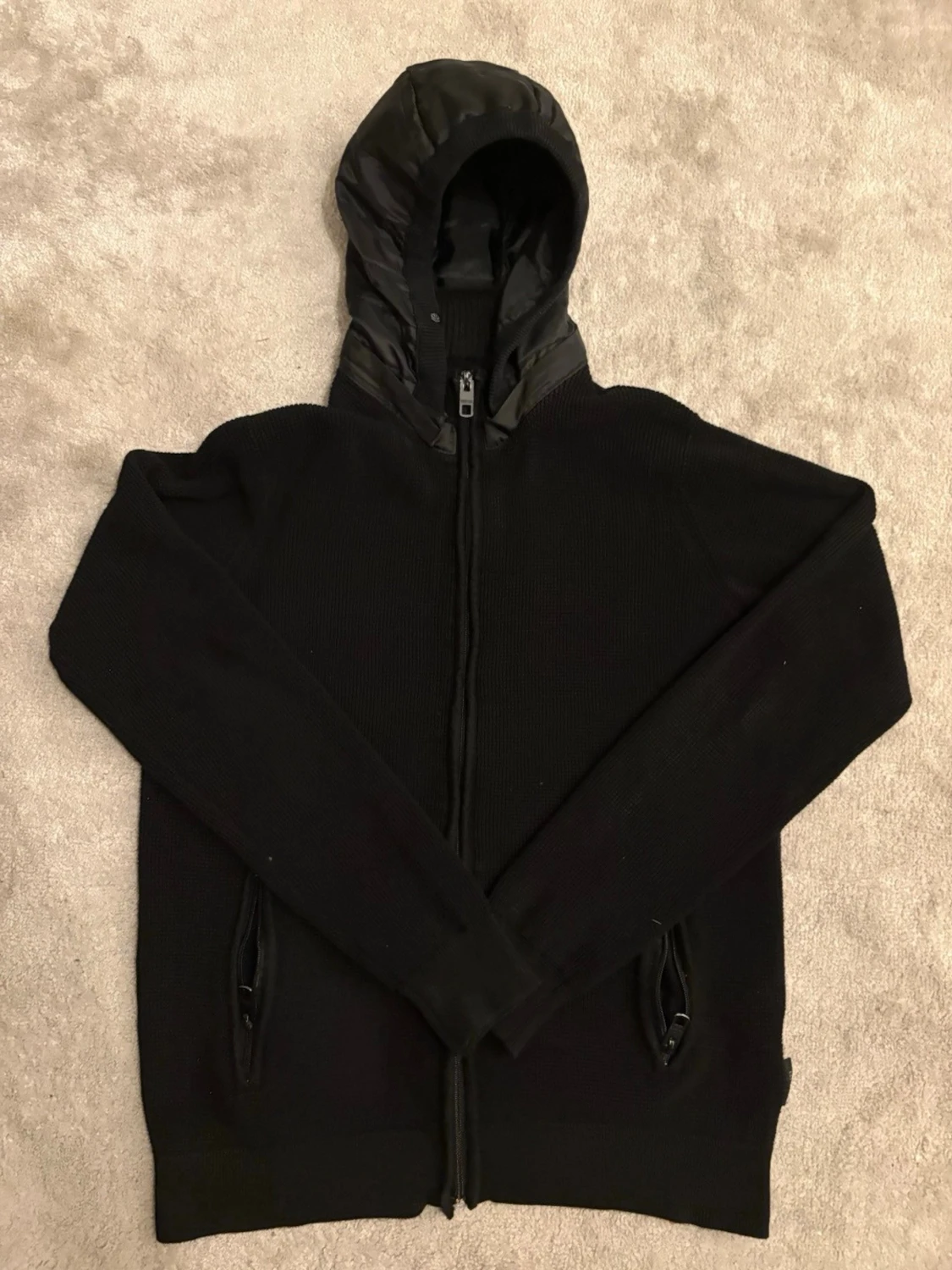 Svart hoodie från Indicode med dragkedja