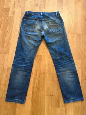 Apc new standard selvedge - Säljer ett par apc selvedge jeans. Höft: 41cm, längd: 98cm, lårbredd: 26 cm. Skriv vid fundering av storlek!