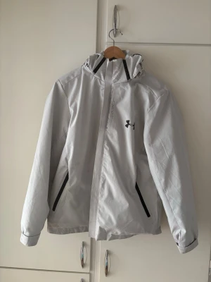 Under armour windbreaker - Säljer denna under armour vindjackan i ett bra skick! Perfekt nu inför slutet av sommaren och hösten för dig som vill ha en trendig look. 