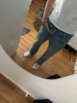 Levis 501 - Sköna och näst intill nya 501. Sitter riktigt bra och skönt.