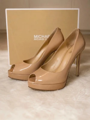 Beige peep toe pumps Michael Kors - * Äkta Michael Kors * Klackhöjd: ca 10 cm * Använda få gånger * Fint skick !Pris kan diskuteras vid snabb och smidig affär!
