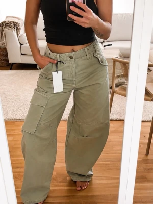Cargo byxorn - Helt nya populära byxor från Zara slutsålda 36. Längden är 102 jag är 155cm lång.