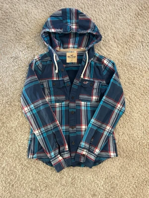 Hollister overshirt~vintage  - Säljer en hollister overshirt i storlek S. Priset går att diskuteras vid snabbaffär. Skriv vid minsta fundering!