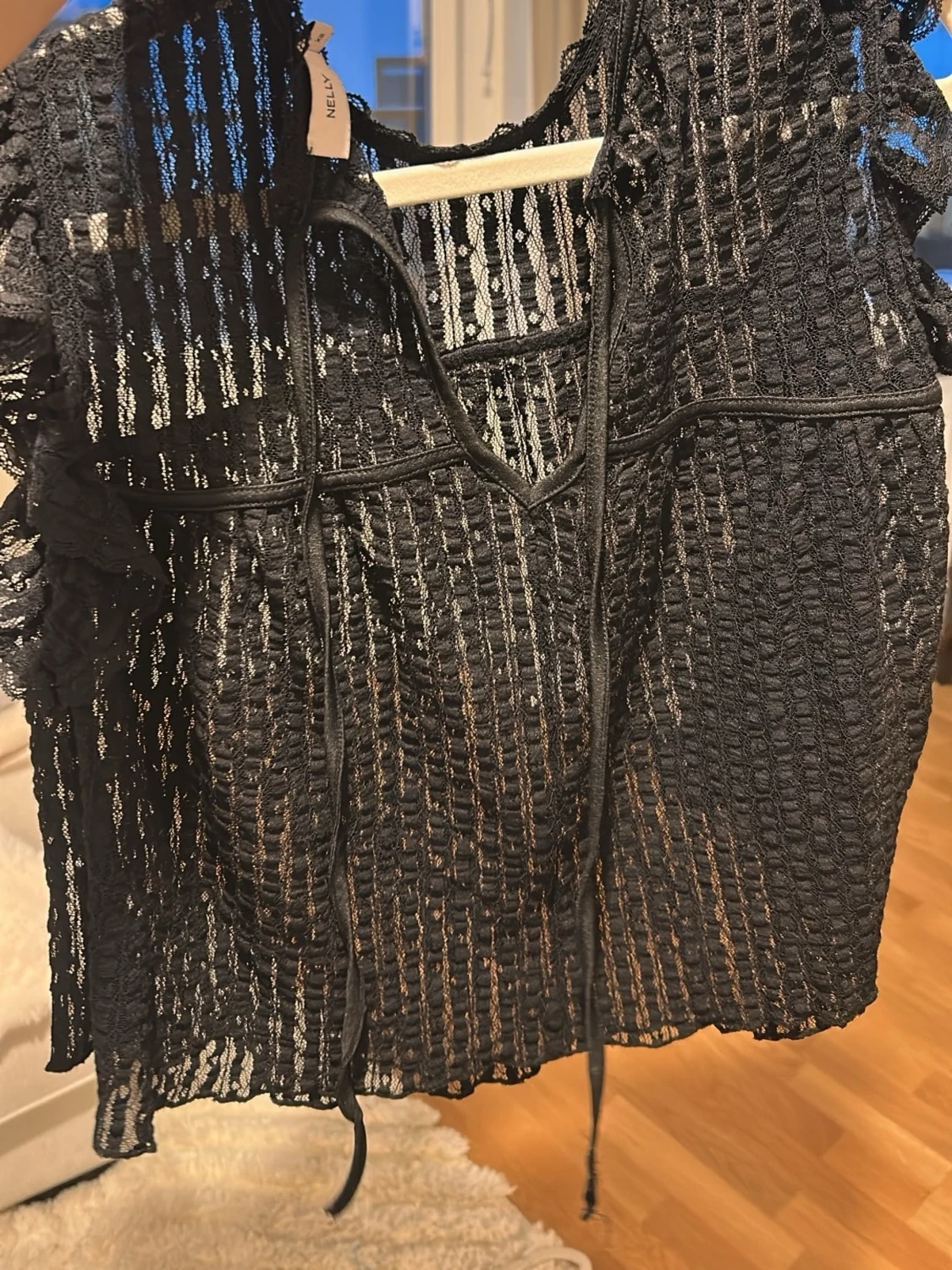 Svart spetsblus med volangdetaljer från NELLY - 1
