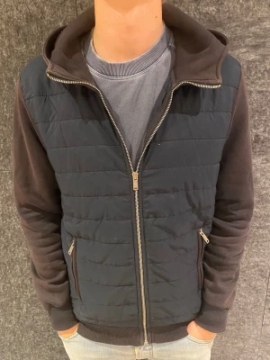 Reiss cardigan  - Modellen är 185, nypris runt 2000kr