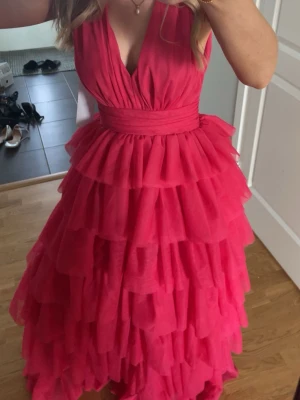 Balklänning - Säljer min balklänning ifrån bubbleroom!  I färgen Fuchsia och stl 32. Ord pris 1 799