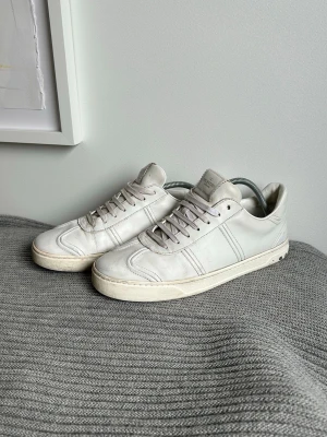 Vita VALENTINO Flycrew sneakers - Vita VALENTINO Flycrews i riktning bra skick med endast 2 nitar som saknas(se bilder) | Riktigt snygga skor som funkar till allt samt är sjukt eftertraktade! | Storleken är 43.5 och passar bra till någon som har 43-44 i skor! | Hör av dig vid frågor!