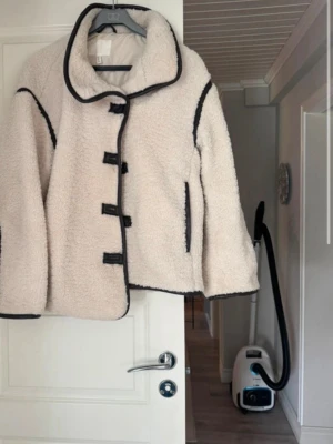 Fluffig jacka - Säljer denna jacka från hm köpt på vinted. Inga defekter. Säljer pga för stor!