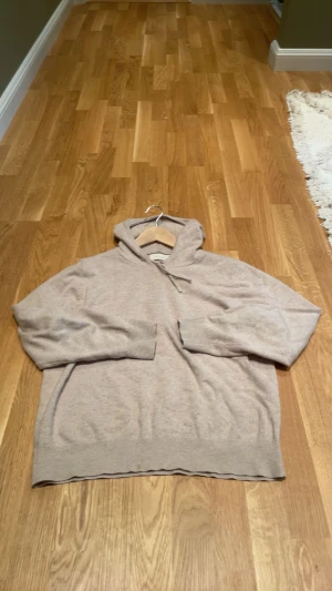 Sayless Kashmir hoodie - Tjenare jag säljer en schysst sayless Kashmir hoodie som är i gott skick, den är i storleken S-M true to size skulle jag säga. Passar perfekt nu till hösten och vintern då Kashmir materialet är otroligt behagligt mot huden. Skriv gärna om ni har några funderingar!