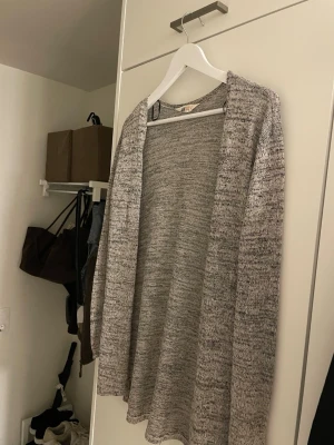 Långärmad top - Tunn kofta från H&M, sitter som en storlek S men har storleken 170