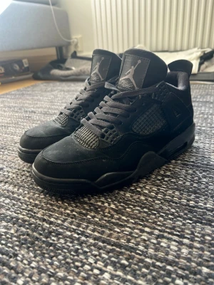 Jordan 4 black cat - Använd fåtal gånger jätte fint skick förutom ett litet bränn märke som den på nått sätt fått. Annars toppen fina skor. Skicka dm över minsta funderingar! 