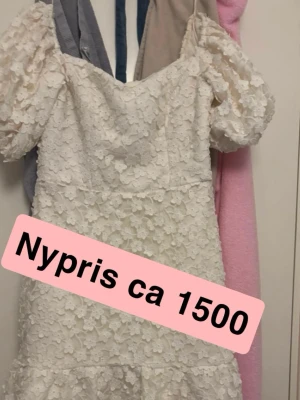 Klänning  - Jag postar med instabox och PostNord!! 10% rabatt på bundle!🎀SKICKA PRISFÖRSLAG🩷 Jättefin klänning som jag köpt på Vinted men säljer vidare då den inte passar❣️ Dragkedja bak, tycker den är ganska liten i storleken så skulle nog passa nån som brukar ha s🩷 Kan tyvärr inte ta bilder med den på då den är för liten. Klänningen heter Balloon Sleeve Lace Mini Dress om man vill söka upp och se hur den ser ut på.