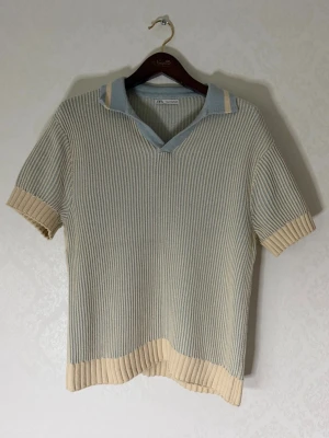 Zara piké  - Säljer en schysst beige / ljusblå randig piké från Zara | Sparsamt använd | Storlek Medium | Modellen på bilden är 178cm | Hör av dig vid minsta fundering