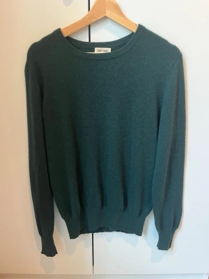 Mörkgrön cashmere  Soft Goat storlek S nyskick  -  Säljer en Grön Soft Goat tröja i storlek S för att den är för liten. Tröjan i sig är i nyskick och är bara använd ett par gånger 