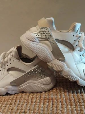 Nike huarache strl42,26,5cm Vita m Silver!  - Speciella as balla skor från Nike, huarache är små I storlek så kolla cm istället. Snyggaste skorna på festen 