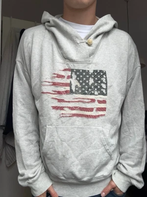 Ralph lauren denim & supply hoodie - Ljusgrå hoodie från Ralph lauren denim & supply!! Tycker den är unik och jäkla fet. Är lite sliten och oversize men tycker att det framhäver looken på denna Hoodien! 