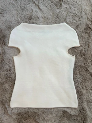 Vit topp från Zara - Minimalistisk vit topp, använd en gång. Säljer då den inte passar🤍🤍