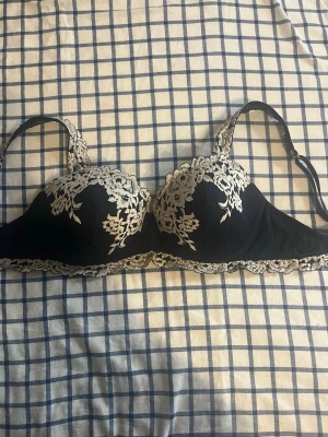 Intimissimi bh - Superfin marinblå intimissimi bh i storlek 75!  Den är använd men fortfarande i superbra skick, lappen är dock bortklippt!💕🍂