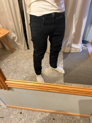 Svarta Nudie Jeans | 32 - Svarta jeans från Nudie | Skick: Mycket bra | Strl: W32 L34 | Modellen är 175 cm och väger 65 kg | Hör av dig vid funderingar ⁉️