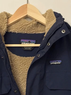 Patagonia Jacka - Tjockare jacka från Patagonia. Fodrad och gosig. Perfekt till höst/vinter. Knappt använd, så bra skick. Köptes för ca 2500. Skriv vid frågor!