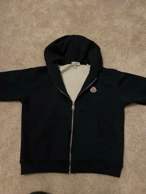 Monclear Hoodie - Tja! Säljer denna schyssta Monclear hoodie🫨160 cm storlek men passar under och över 160cm!! Monclear hoodien är jätte varm och passar jättebra i vintern för att det är ull!!!