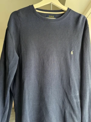 Mörkblå tröja från Ralph lauren  - Knappt använd, storlek S. Snygg och sitter bra. 