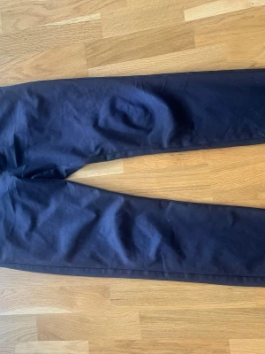 Mörkblå kostym byxor - Snygga mörkblå kostym byxor med rak passform och klassisk design. Jeansen har en enkel look utan synliga detaljer eller slitningar och är tillverkade i ett mjukt stretch som känns bekvämt hela dagen.