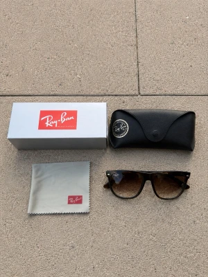 Rayban boyfriend  - Säljer dessa Rayban boyfriend pga att de inte har kommit till användning, de är i perfekt skick och har inga skador eller defekter, allt på bilden kommer med de så helt enkelt allt man får med om man köper nya, du får med en rengörings sprej också, tveka inte på att fråga om du undrar något!!