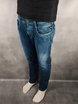 Replay Anbass  - Replay Anbass Jeans • Storlek: 32/32 • Skick: 9/10 – fint skick, utan skavanker • Inkluderas: Endast jeansen • Nypris: Ca 2 000 kr • Passform: Modellen på bilden är 180 cm lång, väger 65 kg •
