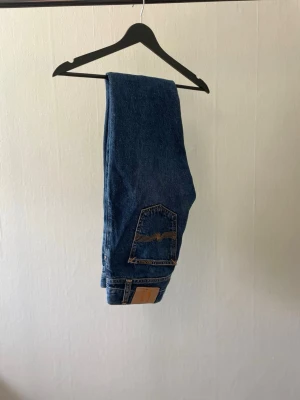Nudie Jeans 👖 mörkblå – storlek 31/34 - Säljer ett par snygga mörkblå Nudie Jeans i bra skick. Klassisk modell som passar till det mesta. ✨ Storlek: 31/34 ✨ Färg: Mörkblå ✨ Skick: Bra begagnat skick Hör gärna av dig vid frågor!