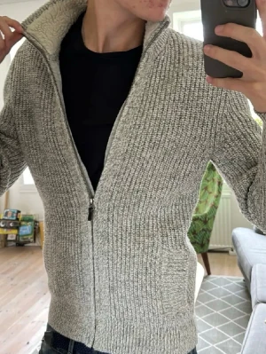 Grå stickad ziptröja från superdry - Superdry ziptröja jätte fett 10/10 skick Priset ej hugget i sten å hör av dig för fler frågor