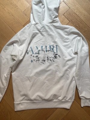 Vit Amir hoodie med tryck på baksidan  - Vit hoodie storlek S, väldigt fet aldrig använd den är tyvärr för liten för mig