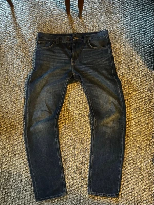 Nudie Jeans - Sjukt snygga Nudie Jeans i modellen Gritty Jackson 108cm längd, 28cm lår, 40cm midja, 19cm benöppning