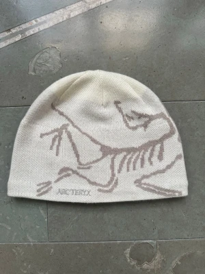 Arc'teryx Mössa - Mössa från arcteryx använd en gång. I princip nyskick! Ovanlig färg därav priset! Vit/beige färg Kom med prisförslag!!