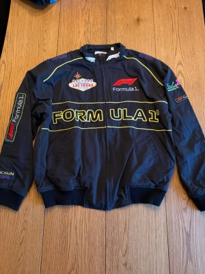 F1 Jacka  - Pacsun F1 Jacka, Storlek M, mycket bra skick!