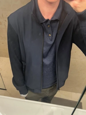 Woolrich cardigan - Perfekt cardigan nu inför hösten från Woolrich. Har endast använts ett fåtal gånger och är i grymt skick. Nypris 4600 kr. Hör av er vid frågor.