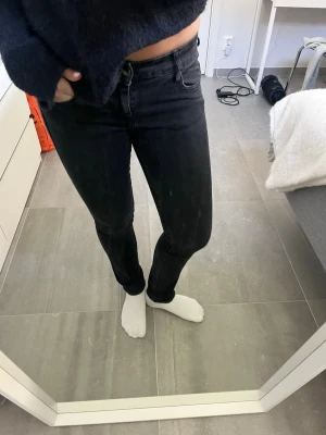 Svarta skinny jeans - Svart/grå Skinny jeans från HM, i storlek 28/30💕