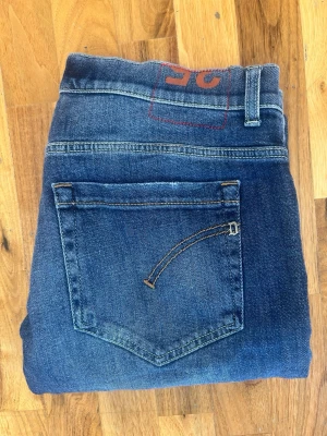 Dondup George Jeans - Säljer just nu dessa feta Dondup Jeans🙌🏻Storlek: 34. Längd= 104 cm | Midja= 44 cm | Skriv för fler frågor eller funderingar! Modellen är 190 cm och väger 75 kg!