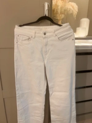 Vita raka jeans - Säljer mina vita hm jeans