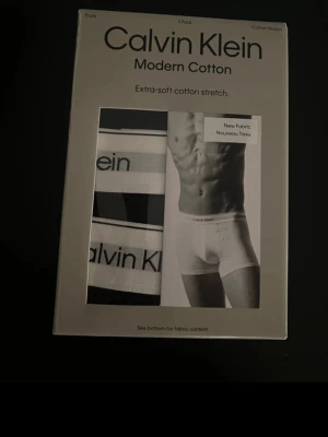 Calvin Klein vita kalsonger 3-pack - Säljer ett 3-pack vita kalsonger från Calvin Klein i modellen Modern Cotton. De har bred resår med logga och är tillverkade i extra mjuk bomullsstretch för skön passform. Klassisk och stilren design som passar perfekt till vardags.
