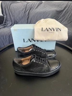 Lanvin - Lanvin Cap Toe speakers | Storlek UK 10 / 44 | Skick 7/10 | Defekter: Bild 7 | Tillbehör: Box och dustbag | Nypris ca 5200kr | Vårt pris: 1599kr | 100% autentiska