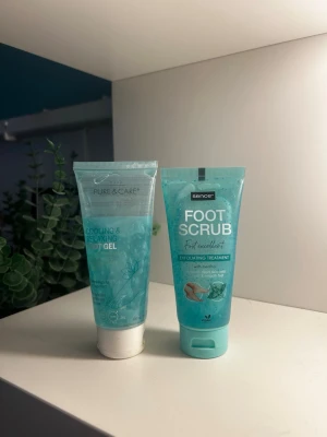 Fotgel och fotskrubb duo - Säljer ett kit med Pure & Care Cooling & Relaxing Foot Gel och Sence Foot Scrub. Båda produkterna kommer i turkosa plasttuber och är perfekta för att fräscha upp och exfoliera fötterna. Gelen svalkar och skrubben tar bort död hud.