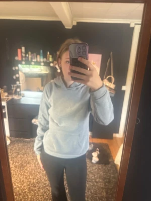 Grå hoodie 