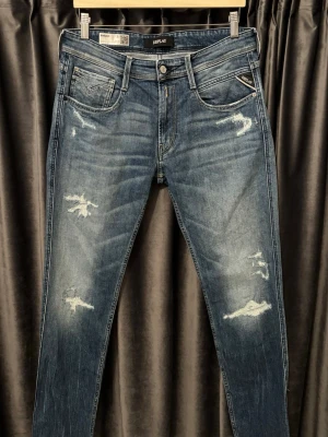Replay anbass  - Replay anbass - skick 9/10, sjukt bra skick! - storlek 31/32 - extremt feta jeans med slitningar - hör av er vid frågor🙌