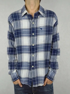 Rutig Abercrombie & Fitch skjorta - M - Skön rutig skjorta från Abercrombie & Fitch. Inga defekter och är i mycket gott skick. Modellen på bilden är ca 180 cm lång. Om du undrar över något tveka då inte på att höra av dig🙌